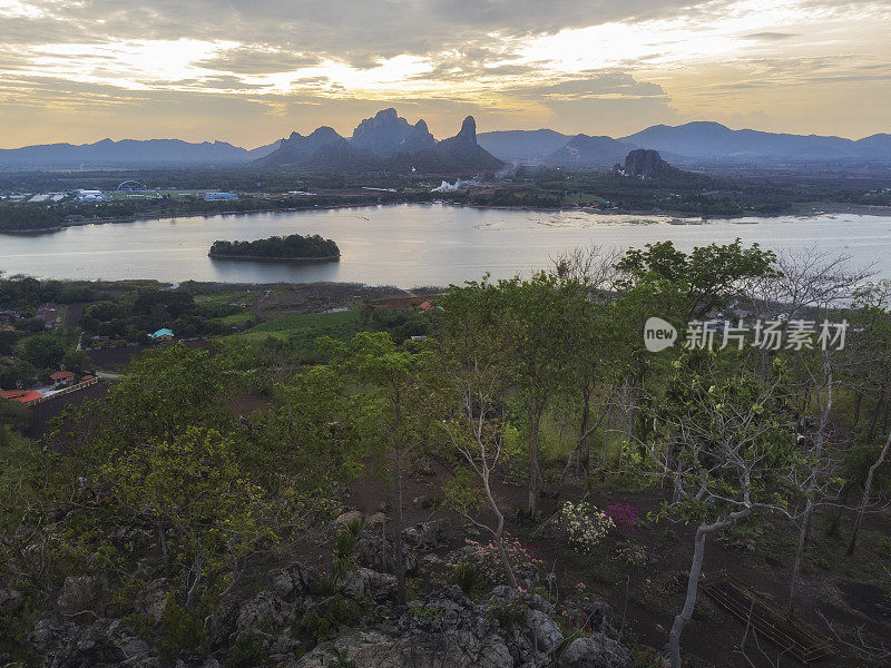 全景鸟瞰山和湖日落在Phu Sub Lek水库，华富里，泰国。